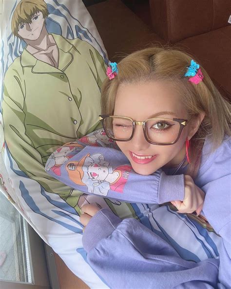 うさたにパイセンさんのインスタグラム写真 うさたにパイセンinstagram 「愛しの十四松くん🥺🫶💓 いつもこの抱き枕と共に寝ていた夏が懐かしい🥹🥹 じゅっしーは永遠だよ🥺 私は結婚し