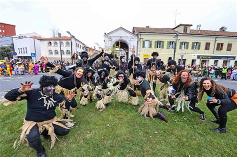 Na 14 Istrski Pustni Povorki Zmago Slavili Dekanski Vesoljci FOTO