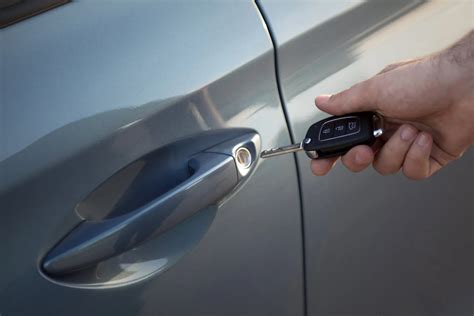 Así puedes cambiar la pila del mando de tu coche sin tener que pasar