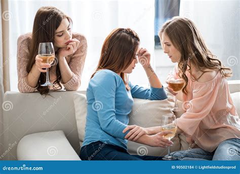 Mujeres Que Beben El Vino Foto De Archivo Imagen De Cristales