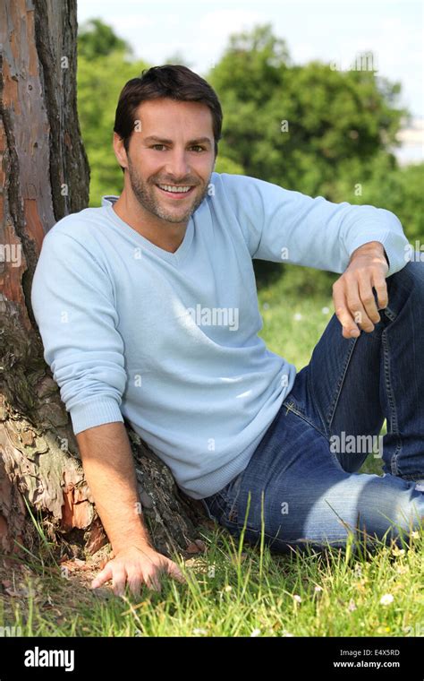 Hombre Sentado Bajo El Rbol Fotograf A De Stock Alamy