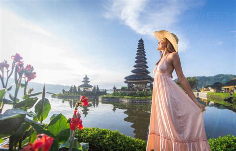 Junge Frau Im Pura Ulun Danu Bratan Bali Hindu Tempel Umgeben Von