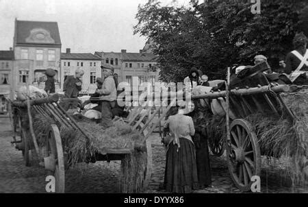 German Refugees On The Eastern Front 1944 45 Stock Photo 48337613 Alamy