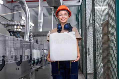 Ingeniera Industrial De Confianza En Espectáculos De Pie En Fábrica En El Lugar De Trabajo Foto