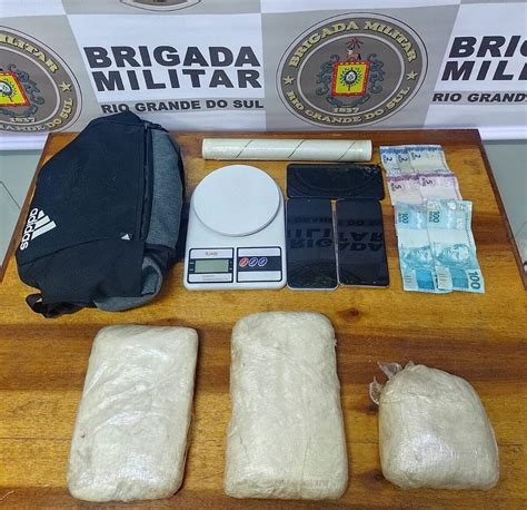 6º Batalhão de Choque prende três pessoas por tráfico de drogas em