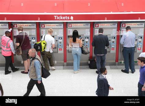 Distributeurs Automatiques De Billets De Gare Banque De Photographies