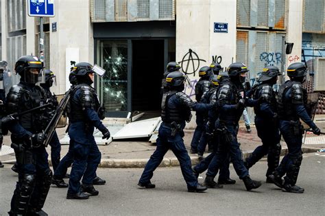 En Images Commerces D Grad S Affrontements Avec La Police Et Canons