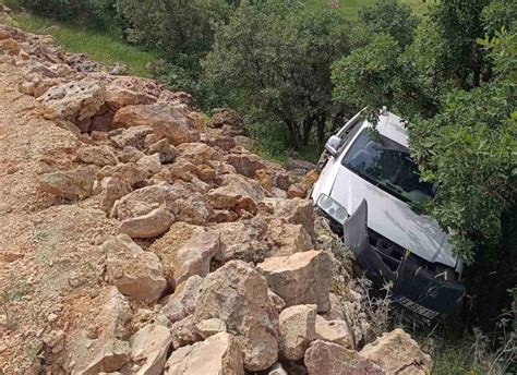 Adıyaman da Hafif Ticari Araç Şarampole Devrildi 1 Yaralı Haberler