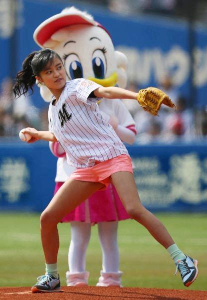 プロ野球・ロッテ－ソ：「勝利の女神」たちの華麗なる舞い～始球式～ 写真特集：時事ドットコム