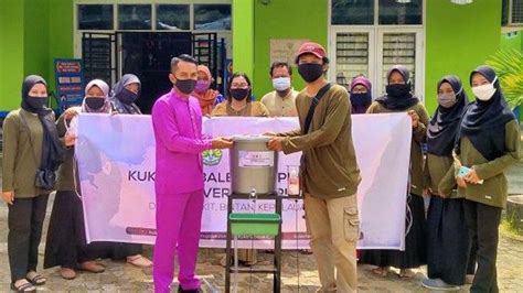 Cegah Penyebaran Covid Tim Kukerta Unri Membuat Alat Pencuci Tangan