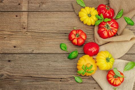 Colorida Cosecha De Tomate Tradicional Verduras Maduras Acanaladas Con