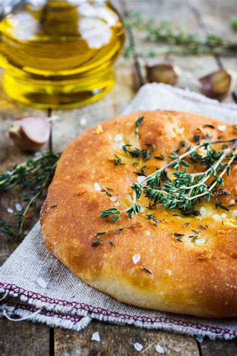 Focaccia mit Olivenöl und Rosmarin