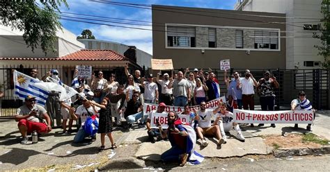 Cubanos se manifiestan contra el régimen frente a embajada cubana en