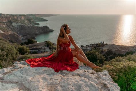 Mujer Puesta De Sol Mar Vestido Rojo Vista De Lado A Una Bella Y Feliz