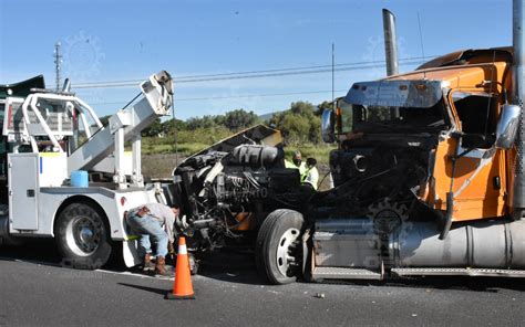 Se impactan dos tráileres en la autopista Querétaro Celaya chocan dos