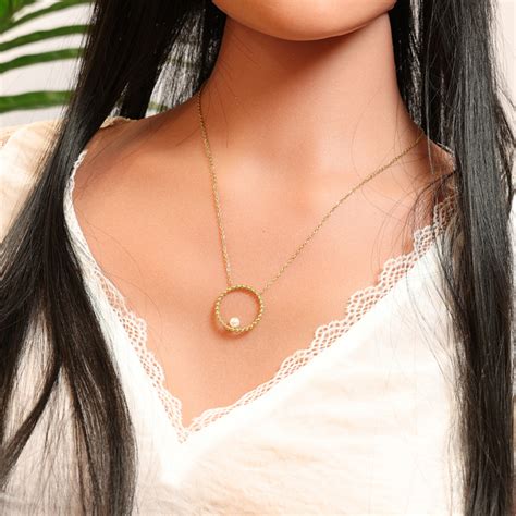 Collier En Acier Et PVD Jaune Pendentif Rond Boule Avec Perle De