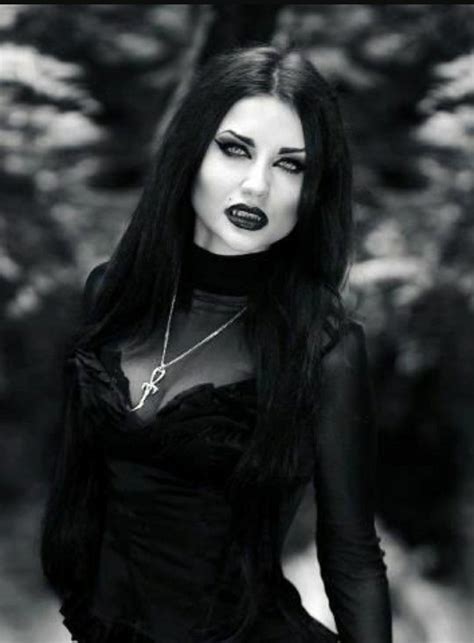 Pin Di Josie Flores Su A Gorgeously Gothic Collection Ragazze Gotiche Vampiri Vampiro