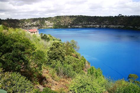 Mount Gambier (volcano) - Wikipedia