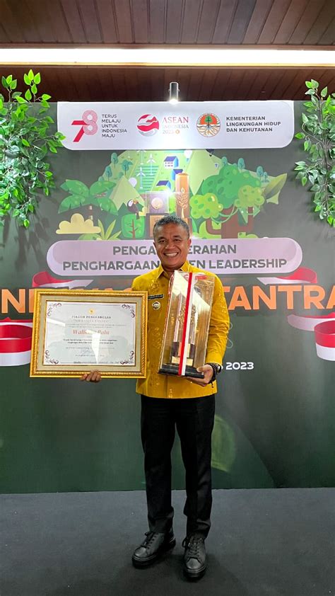 Wali Kota Palu Raih Penghargaan Green Leadership Nirwasita Tantra