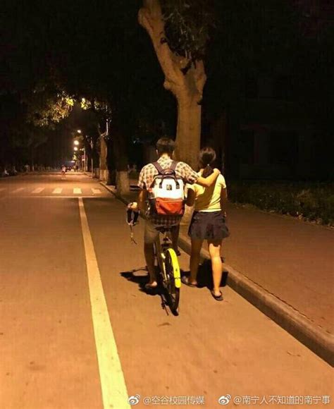 別人家的男朋友：手拿高跟鞋騎車，把自己的鞋給她穿 每日頭條