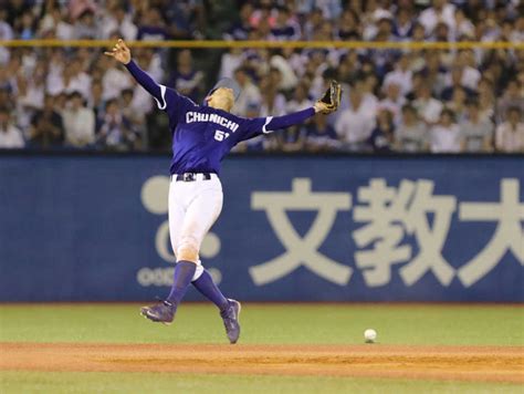 ＜ヤ・中＞4回2死一、二塁、山田の飛球を落球する遊撃手・京田 ― スポニチ Sponichi Annex 野球