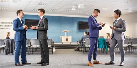 Dos hermanos vestidos y arreglados de forma modesta en el Salón del