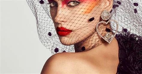 Голливудский шик: Ирина Шейк снялась в вуали, перьях и фантазийном ...