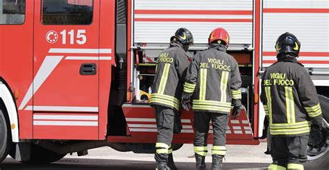 Lentini Incendio Divampa In Una Casa Disabitata Lintervento Dei