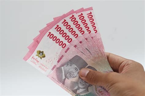 Serie De Billetes De Rupias Indonesias Con Un Valor De Cien Mil Rupias