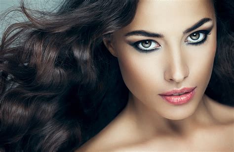 Cara de mujer mirada niña modelo cabello maquillaje rizos cuello