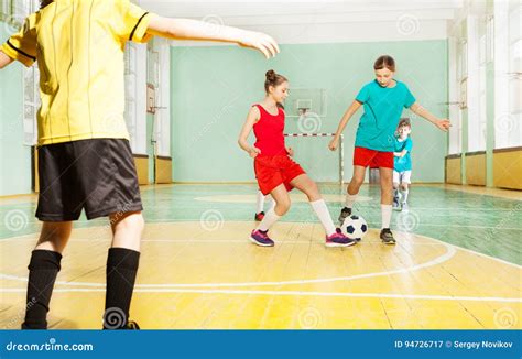 Ni Os Que Entrenan A F Tbol En Gimnasio De La Escuela Imagen De Archivo