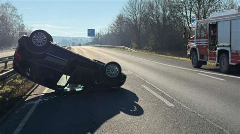 Überschlag Unfall auf B27 Auto landet auf dem Dach