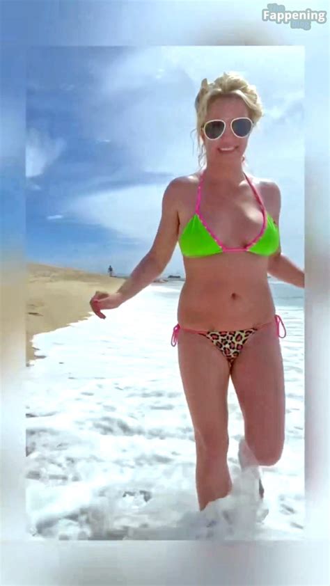 Britney Spears Flaunts Her Sexy Bikini Body Pics Video