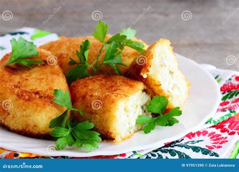 Empanadas Vegetales Curruscantes Con El Huevo Que Llena En Una Placa