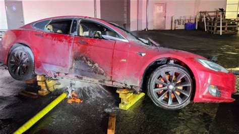 Masuk Bengkel Mobil Listrik Tesla Kena Apes Dan Terbakar Hebat