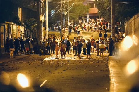 Independencia vecinos evitan con piedras y palos la instalación de una