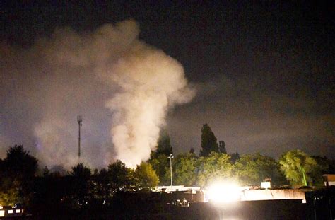 Nach Brand In Lagerhalle In Lichterfelde Stinkende Rauchwolke Zieht