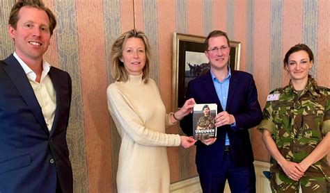 Minister Ollongren Ontvangt Boek Van Wageningse Ondernemer Al Het