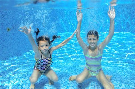 Kinder Schwimmen Im Pool Unter Wasser Mädchen Haben Spaß Im Wasser Stockfoto Bild Von