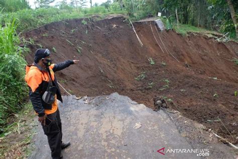 Longsor Di Windusari Magelang Putuskan Jalan Penghubung Antardesa