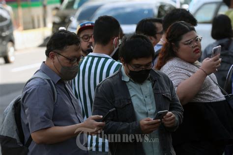 Pasca Gempa Karyawan Berhamburan Keluar Gedung Perkantoran Foto