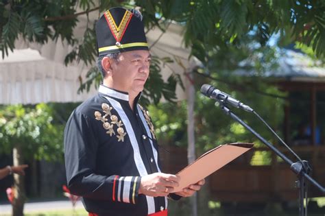 Gunakan Baju Adat Minahasa Caroll Senduk Jadi Irup Hari Pendidikan