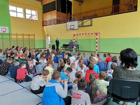 W trosce o bezpieczeństwo dzieci policjanci radzą jak bezpiecznie