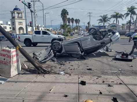 Choque Entre Una Camioneta Y Un Auto Compacto Dejo Un Saldo De Tres