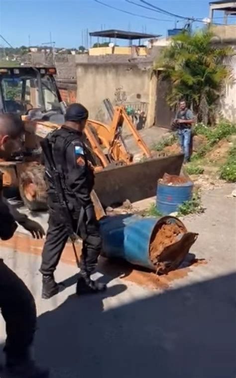 21ºBPM realiza operação de retirada de barricadas em Meriti São João