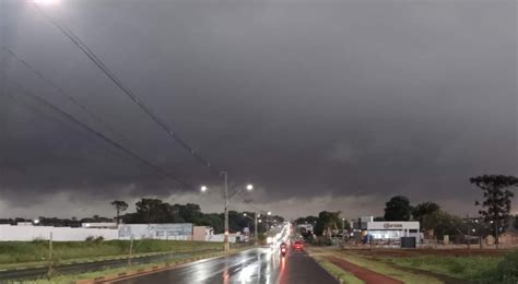 O dia que ficou noite temporal causa destruição em Foz do Iguaçu e