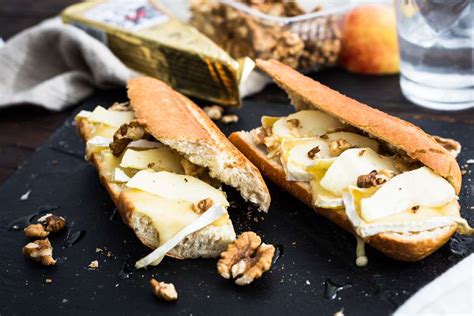 Broodje Brie Uit De Oven Met Walnoten En Honing Culy