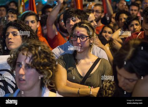 Una Mujer Llora Durante Un Mitin Contra La Violencia Y La Homofobia En