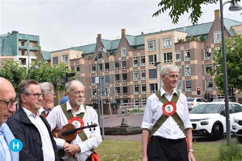 Herinnering Aan Helmondse Morrisdansers Met Beeldje In Kasteeltuin