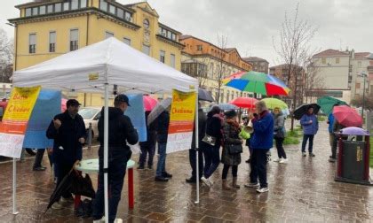 Vimodrone Presidio Di Protesta Contro Le Attese Per Le Visite E La